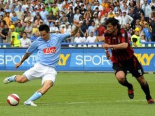 Marek Hamšík strieľa na bránu AC Milána.