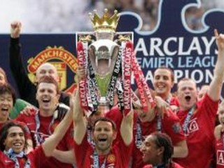 Futbalisti Manchesteru United s pohárom za víťazstvo v Premier League.