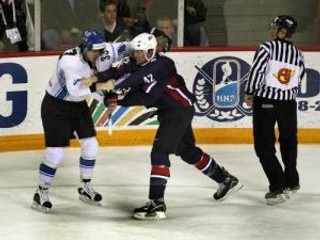 Zápas Fínsko - USA bol plný emócií ,ktoré vyústili do viacerých šarvátiek.