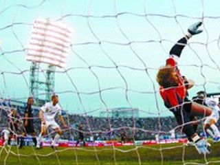 Brankár Bayernu Oliver Kahn inkasuje štvrtý raz od Zenitu v semifinálovej odvete Pohára UEFA.