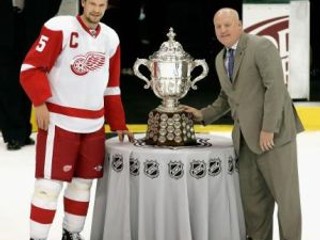 Kapitán Detroitu Nicklas Lidström pózuje po postupe do finále NHL s trofejou (Clarence S. Campbell Bowl) pre najlepší tím Západnej konferencie. Na snímke je aj hlavný komisár NHL Bill Daly.