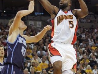 Baron Davis z Golden State Warriors (vpravo) zakončuje cez Andreja Kirilenka z Utah Jazz.