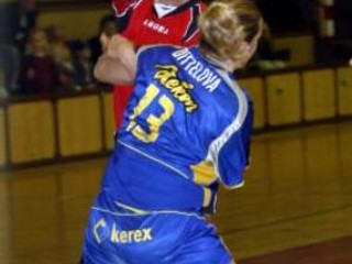 Michaela Vachová (ŠKP) a Anna Dittelová počas stretnutia ŠKP Bratislava - Iuventa Michalovce