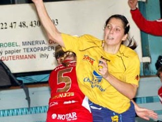 Tobiášová (s loptou) bola s 13 gólmi najlepšou strelkyňou Michaloviec proti Levangeru.