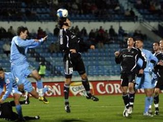 Marián Čišovský (uprostred) dáva hlavou gól počas stretnutia 15. kola Corgoň ligy ŠK Slovan Bratislava - FC Artmedia Petržalka.