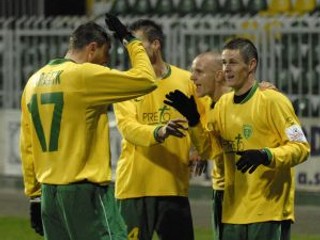 Žilinskí futbalisti po góle do siete Nitry.