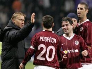 Karol Kisel oslavuje so spoluhráčmi víťazstvo na trávniku francúzskeho Toulouse