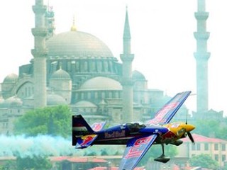 Na snímke je Maďar Besenyei na podujatí v Istanbule, ktorý je spoluzakladateľom pretekov. Teraz skončil tretí.