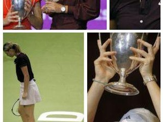 Justine Heninová drží nad hlavou trofej za víťazstvo na MS WTA Tour v španielskom Madride