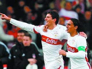 Kanonier VfB Stuttgart Mario Gomez (vľavo) sa teší po jednom