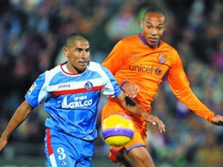 Barcelončan Thierry Henri (vpravo) v súboji s Danielom Diazom z Getafe.