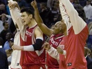 Yao Ming sa teší so spoluhráčmi z víťazsta nad Charlotte Bobcats.