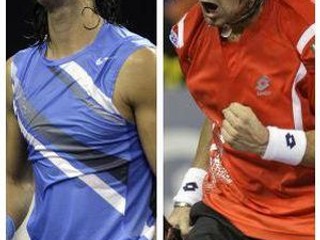 David Ferrer (vpravo) dokázal poraziť svojho krajana a favorita duelu Rafaela Nadala (vľavo).