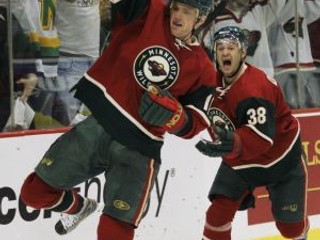 Marián Gáborík (vpredu) sa teší z gólu spoločne s Pavlom Demitrom.