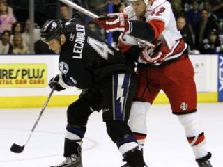 Vincent Lecavalier (4) je prvý hráč histórie Lightning, ktorý dosiahol dvojbodovú bilanciu v šiestom zápase v rade.