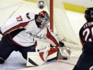 Brankár Washingtonu Olaf Kölzig chytá streľu Slováka Richarda Zedníka z Floridy Panthers v zámorskej NHL 15. novembra 2007 v Sunrise.