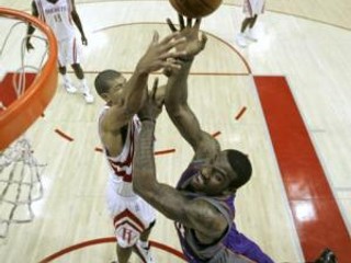 Uzdravený Amare Stoudemire pomohol Phoenixu 21 bodmi k výhre na palubovke silného Houstonu.