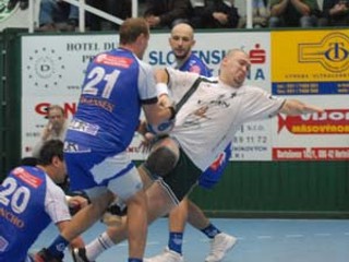 Lars Jörgensen (vľavo) fauluje Prešovčana Tomáša Mažára. Zo zápasu Ligy majstrov Tatran Prešov - Portland San Antonio 29:35.