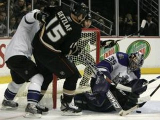 Slovenský obranca Los Angeles Kings Ľubomír Višnovský bojuje o puk s Ryanom Getzlafom z Anahaimu.