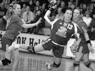 Aj na góly Kataríny Dubajovej (s loptou) sa bude Slovensko spoliehať v začínajúcej sa kvalifikácii ME 2008.