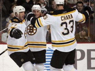 Hráči Bostonu zľava Glen Murray, Marc Savard a Zdeno Chára sa tešia z gólu do siete Philadelphie.