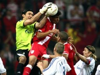 Kamil Čontofalský (Zenit Petrohrad, vľavo) bude musieť čeliť schopnostiam Mareka Mintála. Brankárovi slovenskej reprezentácie určite pomôže aj Martin Škrtel (na snímke v strede v bielom).