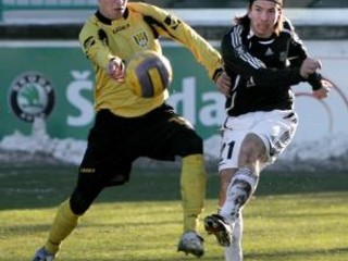 Zľava: Filip Kiss (Inter Bratislava) a Aleš Urbánek (Artmedia Petržalka) počas štvrťfinále 39. ročníka Slovenského pohára 2007/08: Artmedia Petržalka - Inter Bratislava. Bratislava, 28. november.