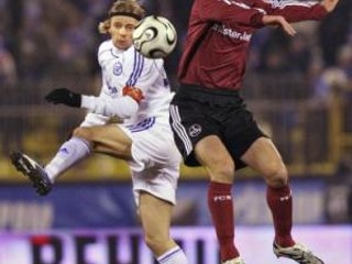 Marek Mintál v hlavičkovom súboji s Anatoliym Tymoschukom v zápase Zenit Petrohrad - 1, FC Norimberg