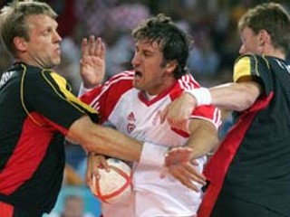 Igor Vori (v strede) sa prediera cez nemecké duo Klaus-Dieter Petersen (vľavo) a Volker Zerbe. Záber je z posledného olympijského finále hádzanárov v Aténach Chorvátsko – Nemecko (26:24). Ak MOV splní hrozby, je možné, že v Pekingu hádzanári bojovať o med
