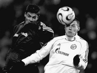 Martin Škrteľ (vpravo) zo Zenitu Petrohrad v súboji s útočníkom 1. FC Norimberg Angelosom Charisteasom. Zo stretnutia Pohára UEFA Petrohrad - Norimberg 2:2.