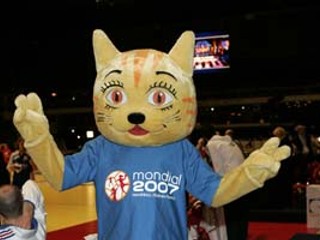 Mačka Chabala – maskot MS. Francúzky povzbudzovala už vlani v decembri na ME vo Švédsku.