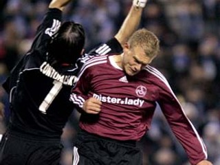 Kamil Čontofalský zachraňuje pred Andreasom Wolfom. Z Pohára UEFA Zenit Petrohrad – 1. FC Norimberg 2:2.