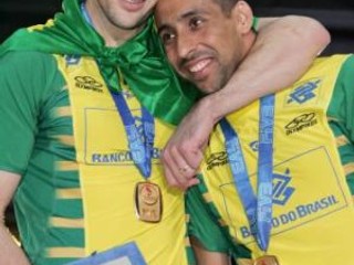 Brazílčan Gilberto Godoy Filho "Giba" (vľavo) bol vyhlásený za naužitočnejšieho hráča Svetového pohára.