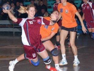 Slovenská pivotka M. Halásová (s loptou), bráni ju S. Abasová (vpravo) počas kvalifikačného stretnutia o postup na ME 2008 v Macedónsku medzi Slovenskom a Azerbajdžanom. Michalovce, 2. december 2007.