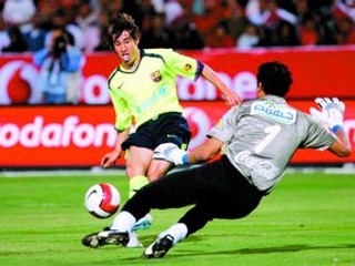 Útočník Bojan Krkič dáva svoj prvý gól v drese barcelonského áčka egyptskému brankárovi Essamovi El-Hadarymu.