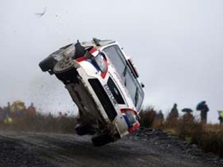 Na Britskej rely, posledných pretekoch seriálu MS, mal v sobotu haváriu Nór Andreas Mikkelsen s vozidlom Ford Focus WRC. Našťastie, ani jemu, ani spolujazdcovi Olovi Floeneovi sa nič nestalo. Titul získal Francúz Sébastian Loeb (Citroen).