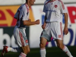 Hráč Norimbergu Peer Kluge (vľavo) oslavuje so slovenským spoluhráčom Marekom Mintálom (vpravo) svoj gól do brány Rapidu Bukurešť v zápase Pohára UEFA. Nemecký klub potrebuje vyhrať, aby si udržal nádej na postup.