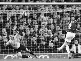 Španiel Arteta z Evertonu zahadzuje penaltu.