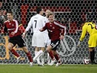 Marek Mintál (vľavo) oslavuje spolu s Markom Engelhardtom víťazný gól v sieti holandského Alkmaaru. Norimberg vďaka dvom gólom slovenského stredopoliara zdolal v Pohári UEFA Alkmaar 2:1 a udržal si nádej na postup zo skupiny.