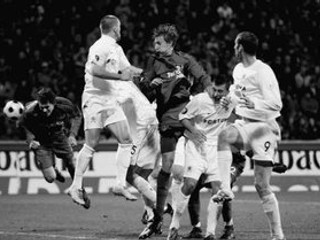 Manuel Friedrich (vľavo) strieľa jediný gól súboja so Spartou a ukončuje Pražanom pohárovú sezónu. Leverkusen vyhral 1:0.