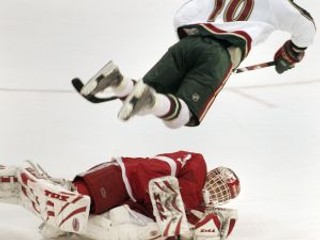 Dominik Hašek vs Marián Gáborík. Slovenský útočník Minnesoty si v istej chvíli zalietal.