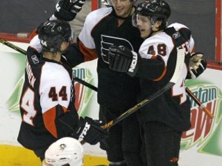 Joffrey Lupul (v strede, Philadelphia) sa zaskvel v zápase s Pittsburghom hetrikom. Flyers zdolali Penguins vysoko 8:2.