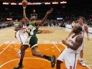 Kevin Durant zo Seattle SuperSonics (v zelenom) zakončuje v zápase s New York Knicks. Vľavo sa prizerá Eddy Curry, na opačnej strane zasa Fred Jones (na zábere bližšie) a David Lee.