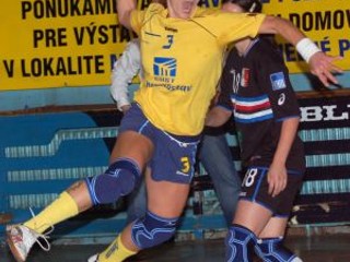 Spojka Michaloviec Alžbeta Tóthová (s loptou), bráni ju Trenčianka I. Bahýlová (v pozadí) počas semifinálového stretnutia Slovenského pohára medzi Iuventou Michalovce a Štartom Trenčín.