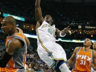 Bobby Jackson (New Orleans Hornets) sa snaží zneškodniť pokus Shawna Mariona (vpravo) z Phoenix Suns.