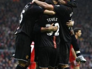 Hráči Manchestru United sa tešia z víťazného gólu Carlosa Teveza.