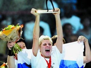 Ruska Inna Suslinová s trofejou pre svetové šampiónky.