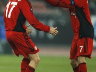 Vratislav Greško (vľavo) oslavuje gól spoločne so spoluhráčom Barnettom.