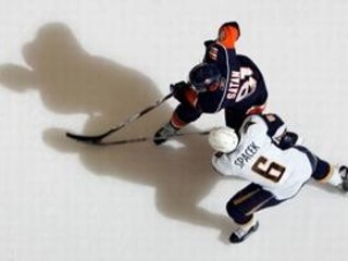 Miroslav Šatan v súboji o puk s Jaroslavom Špačekom z Buffalo Sabres.