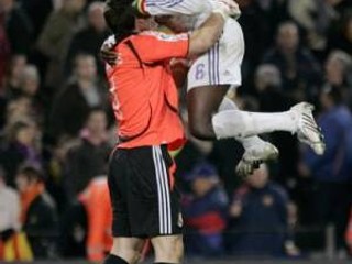 Hráči Realu Madrid Diarra a Iker Casillas oslavujú cenné víťazstvo na Nou Campe nad odvekým rivalom Barcelonou.